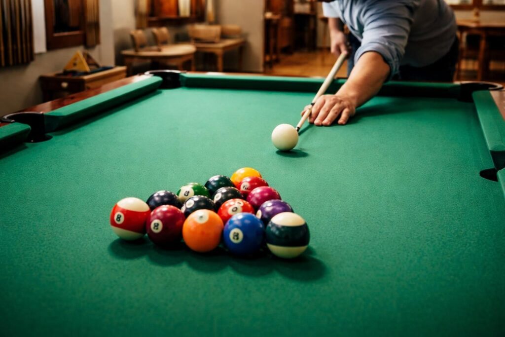 découvrez les règles essentielles du billard américain pour bien débuter et éviter les erreurs. guide simple et complet pour apprendre à jouer correctement dès le début.