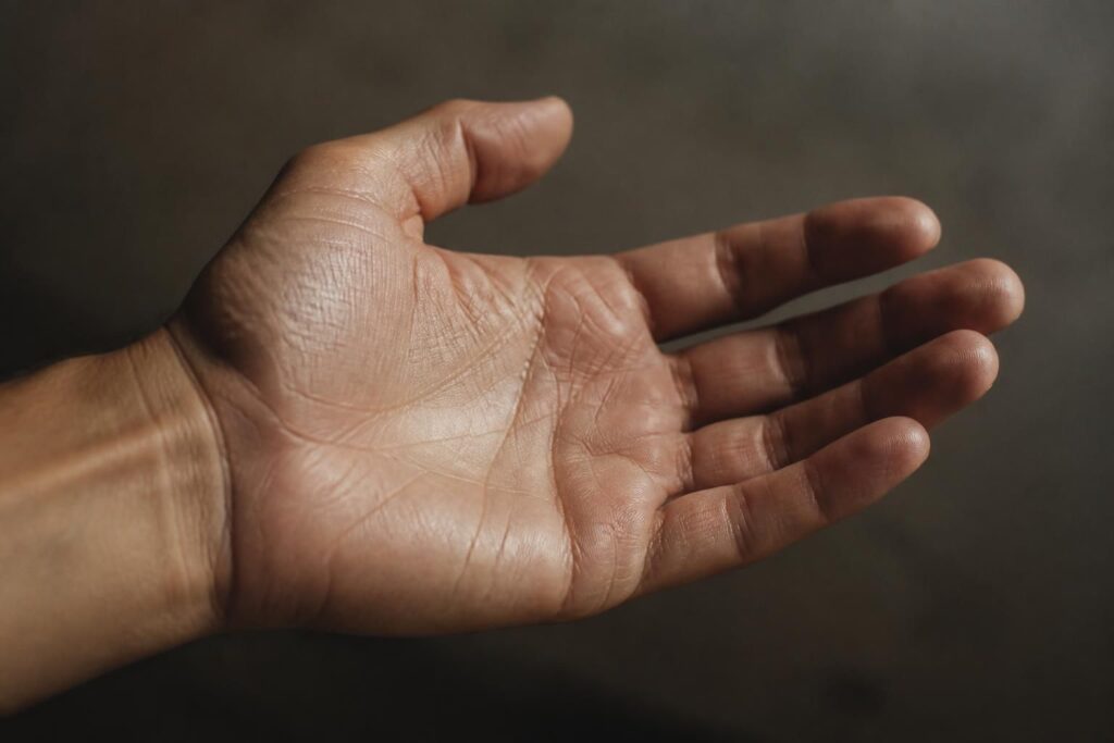 découvrez ce que la ligne de vie de votre main droite ou gauche révèle sur votre destin et comment interpréter les secrets cachés dans votre paume.
