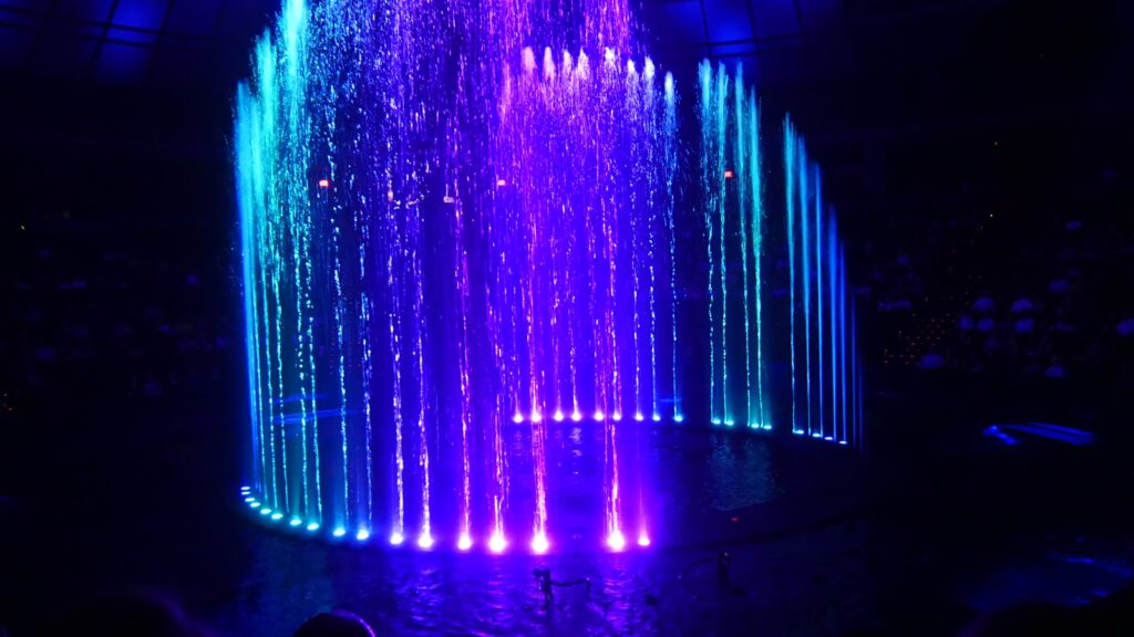 Jets d eau illuminés la nuit lors d un spectacle en plein air